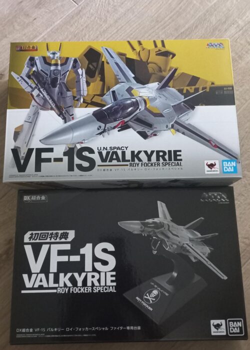 Alternative view of BANDAI DX CHOGOKIN MACROSS VF-1S ROY FOKKER